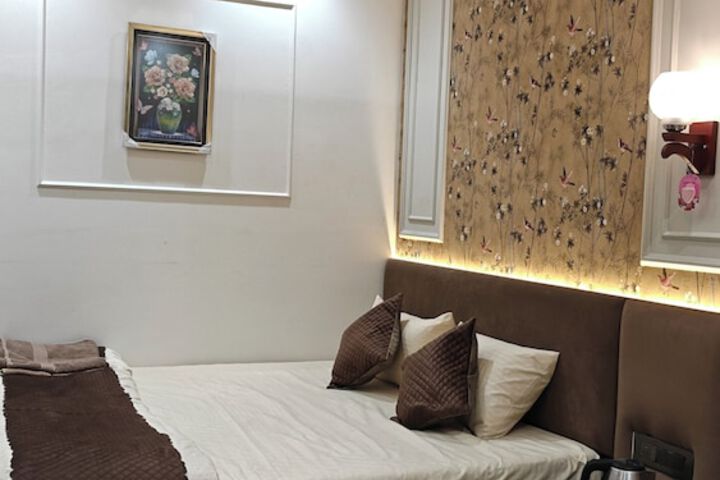 Room 2 of 10