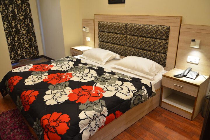 Room 6 of 28