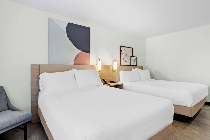 2 Queen Beds (5 of 8)