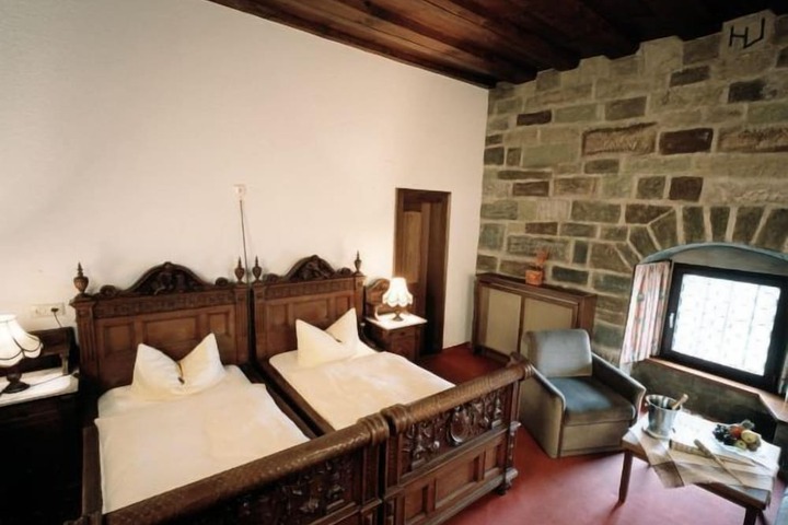 Room 3 of 146