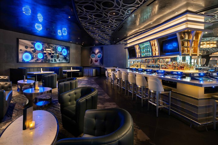 Lounge 136 of 178