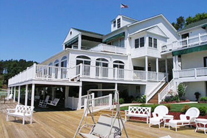 Exterior of Mountain Harbor Inn Resort