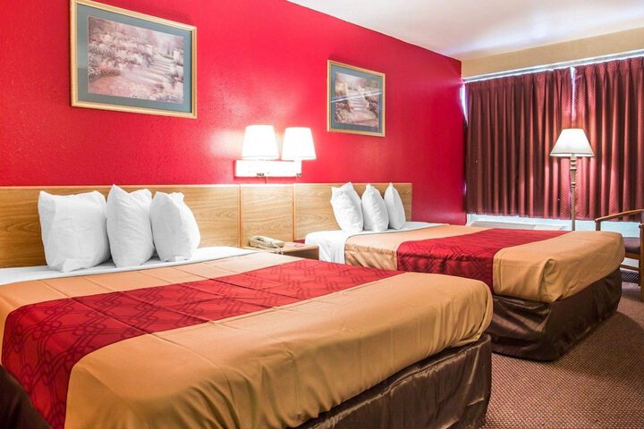 1 Queen Bed (2 of 16)