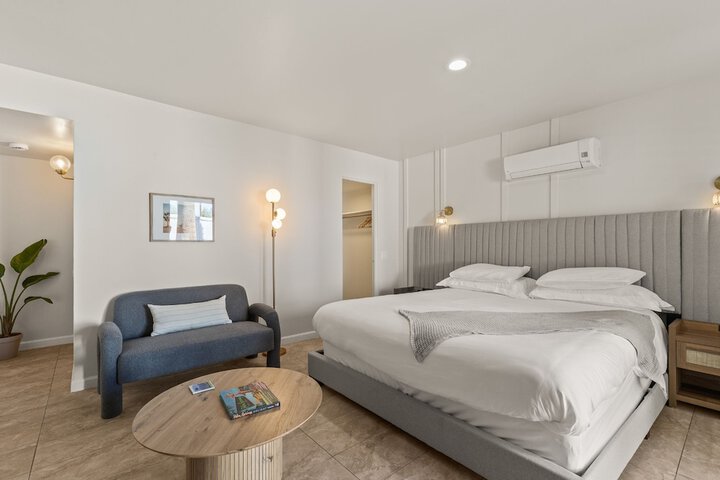 Room 4 of 77