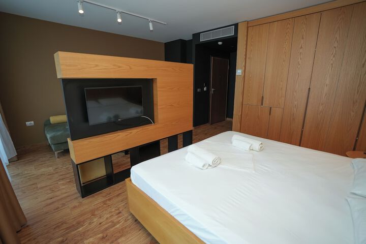 Room 7 of 11