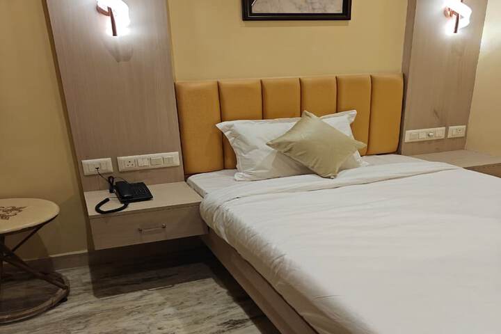 Room 4 of 9