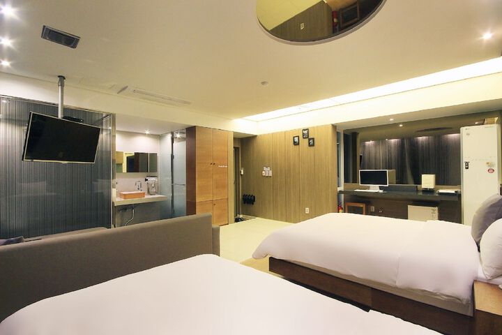 Room 4 of 47