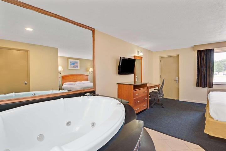 1 King Bed (3 of 17)