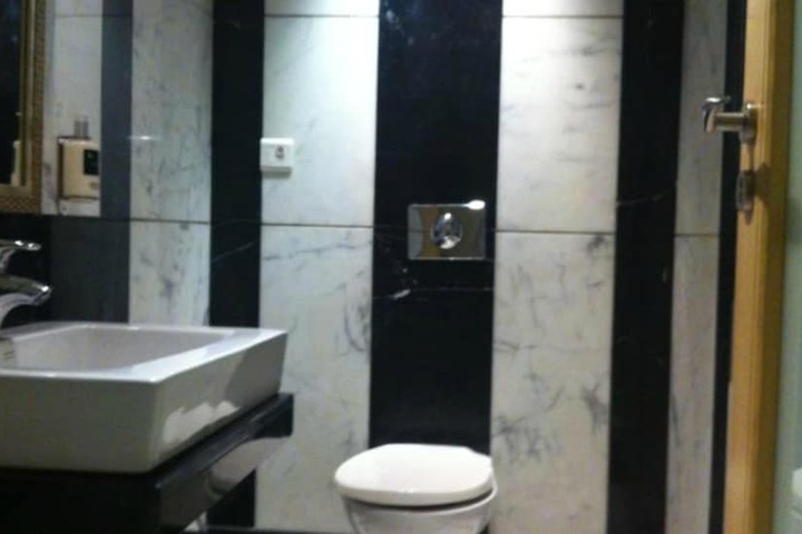 Room 4 of 33