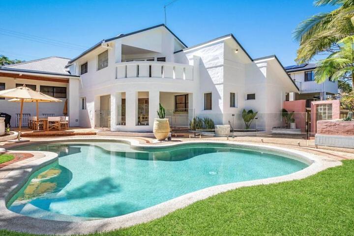 Le Dog Beach Club - chic home with pool
