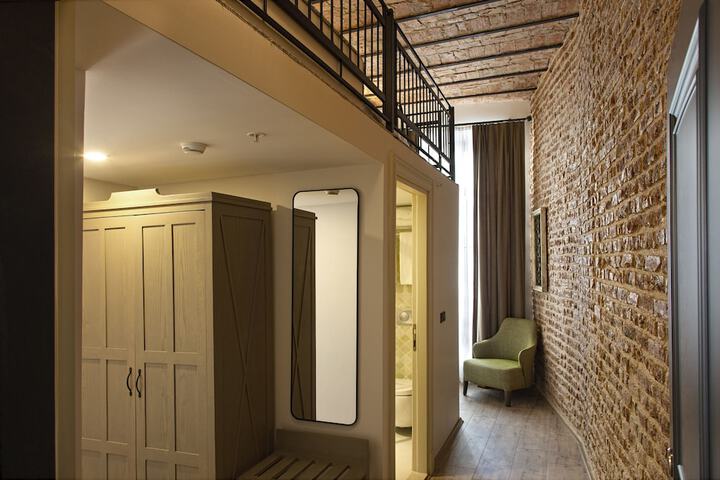Room 32 of 107