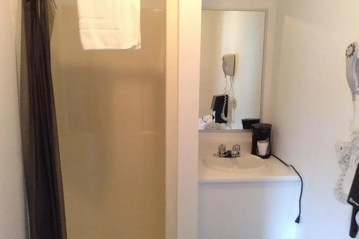 Room 6 of 10