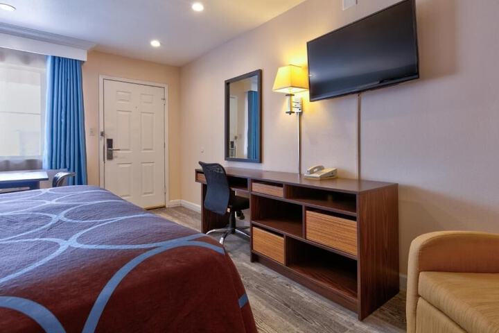 Room 5 of 17