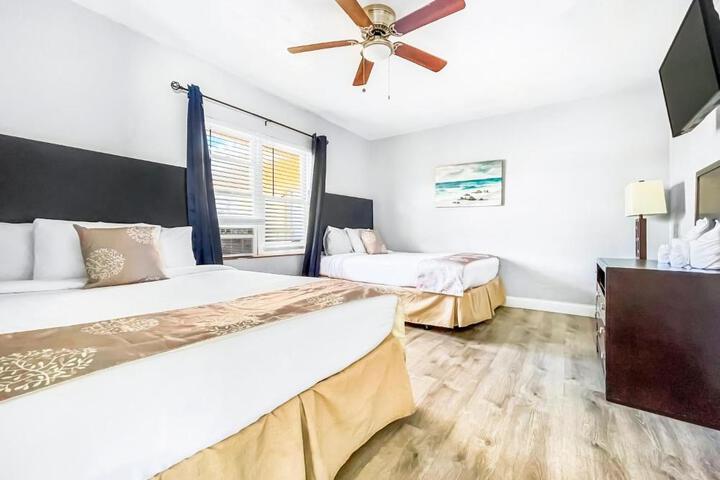 Studio Queen Bed (4 of 11)