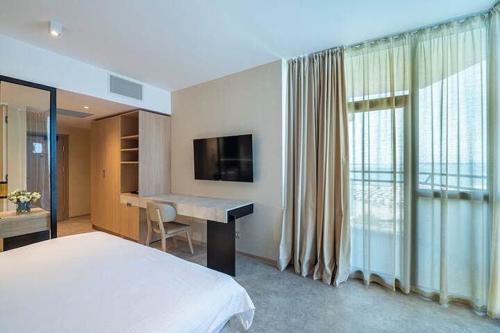 Room 11 of 32