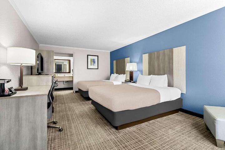 2 Queen Beds (1 of 9)