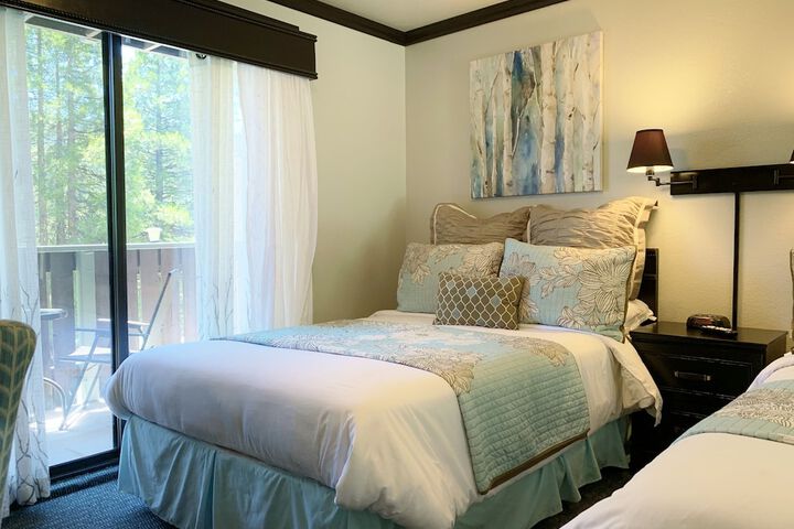 Deluxe Queen Bed (40 of 49)