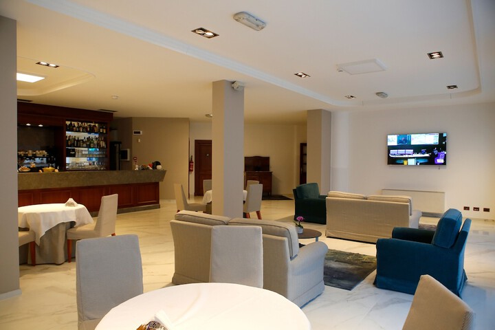 Lounge 26 of 40