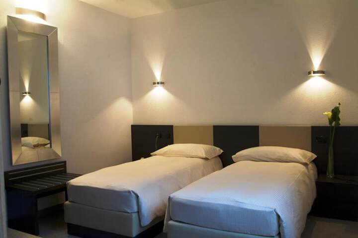Room 10 of 32