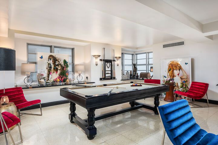 Lobby lounge