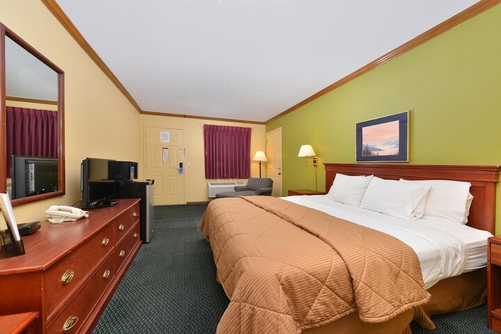 1 King Bed (2 of 6)