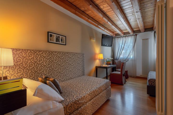 Room 16 of 38