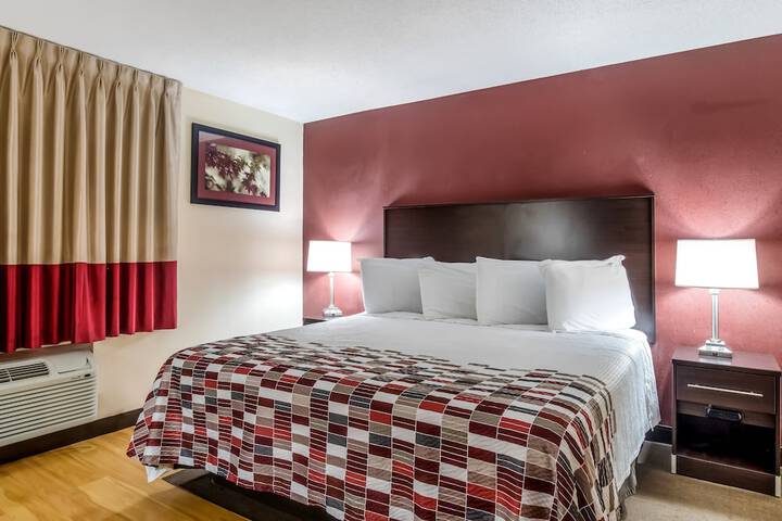 Deluxe King Bed (4 of 11)