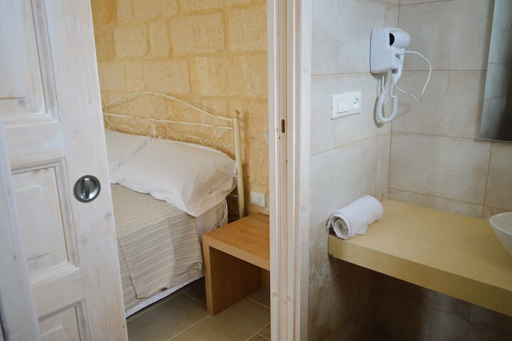 Room 13 of 96