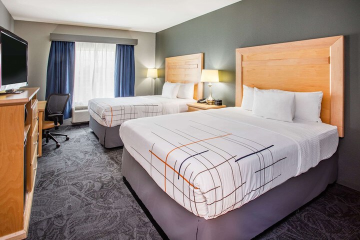 1 Queen Bed (4 of 17)