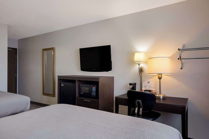 1 Queen Bed Accessible (7 of 13)