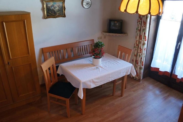Room 4 of 16