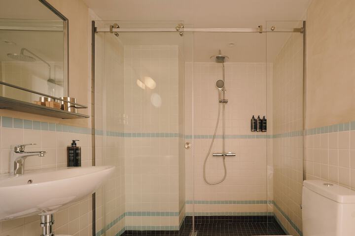 Room 6 of 42