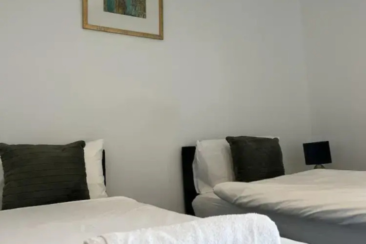 Room 4 of 12