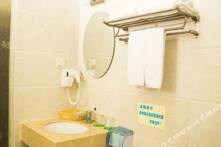 Haojia Express Hotel (Zhuhai Gongbei Port Fuhuali Branch)