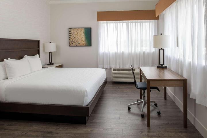 Suite 1 King Bed Microwave and Refrigerator Sofa WiFi Full Breakfast (16 of 28)