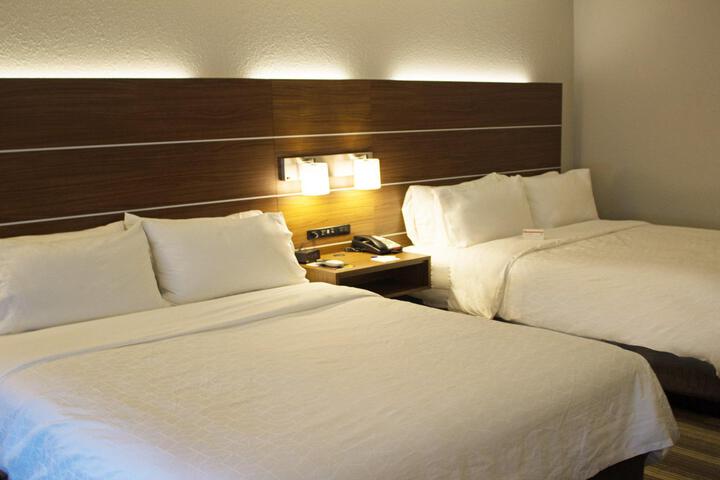 2 Queen Beds (6 of 6)