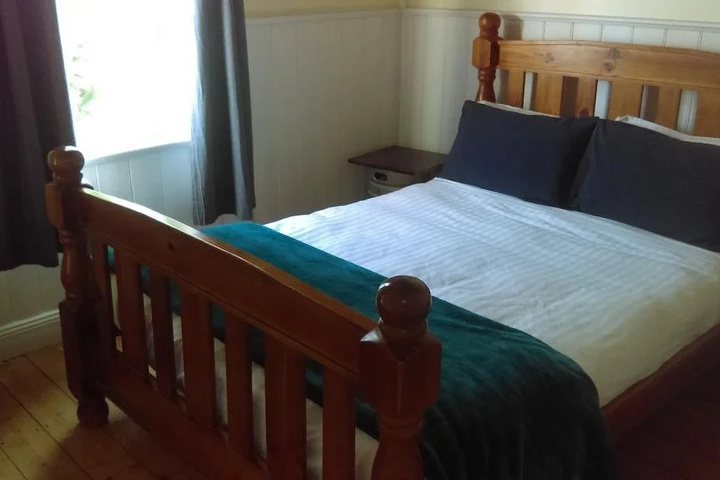 Room 5 of 9