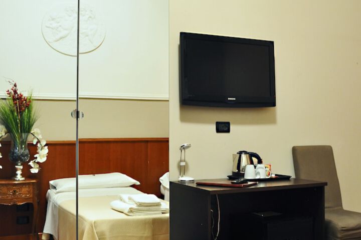 Room 6 of 33