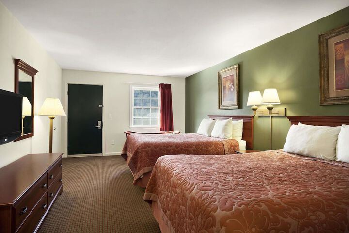 1 Queen Bed Accessible Room (2 of 16)
