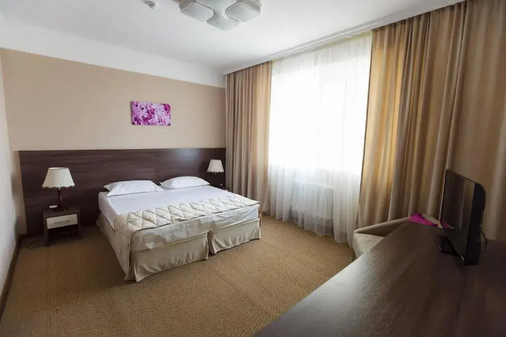 Room 6 of 12