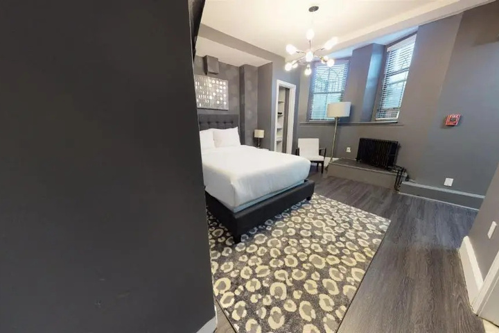 Room 4 of 9