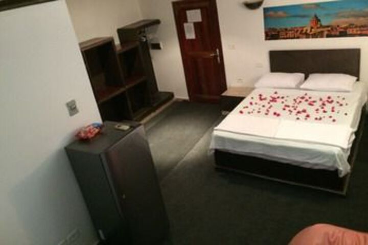 Room 7 of 14