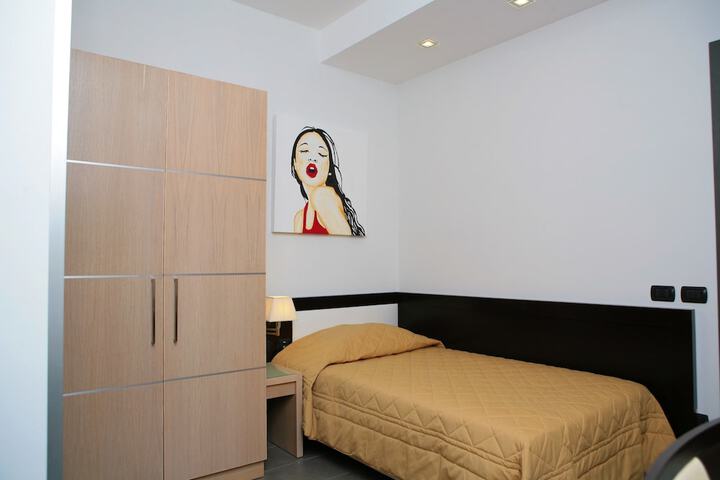 Room 14 of 65