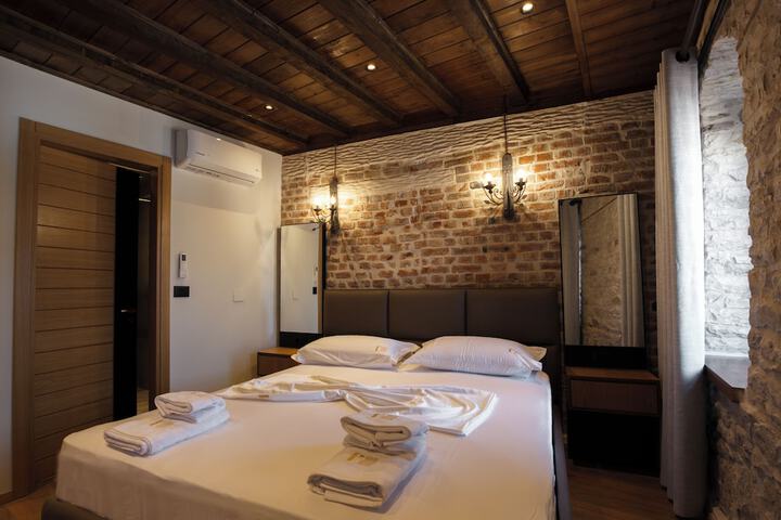 Room 4 of 42