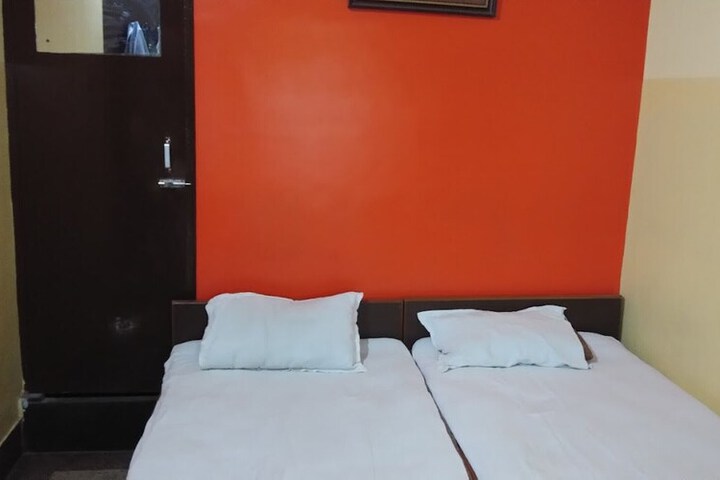 Room 9 of 16