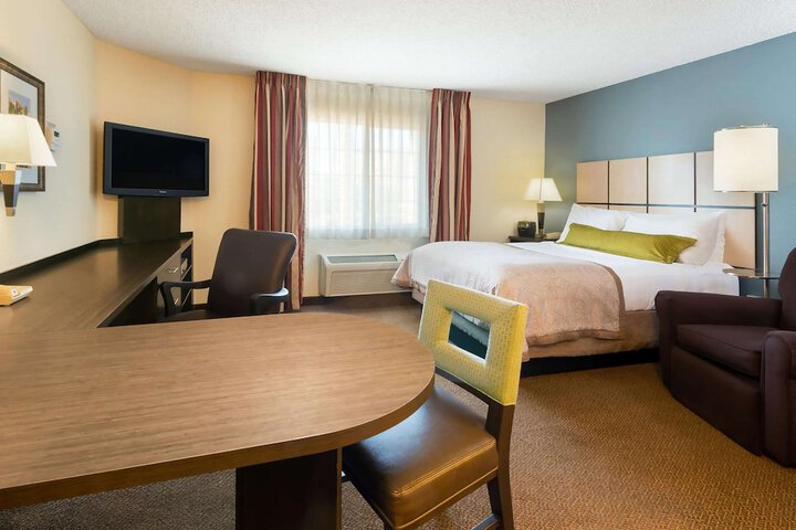 1 Queen Bed (7 of 8)