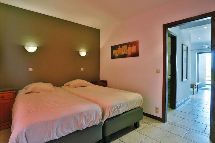 Room 2 of 7