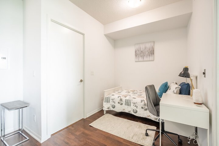 Room 5 of 330