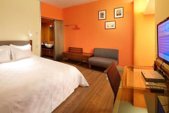 Room 11 of 27