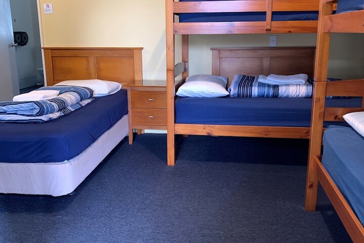 Room 4 of 83